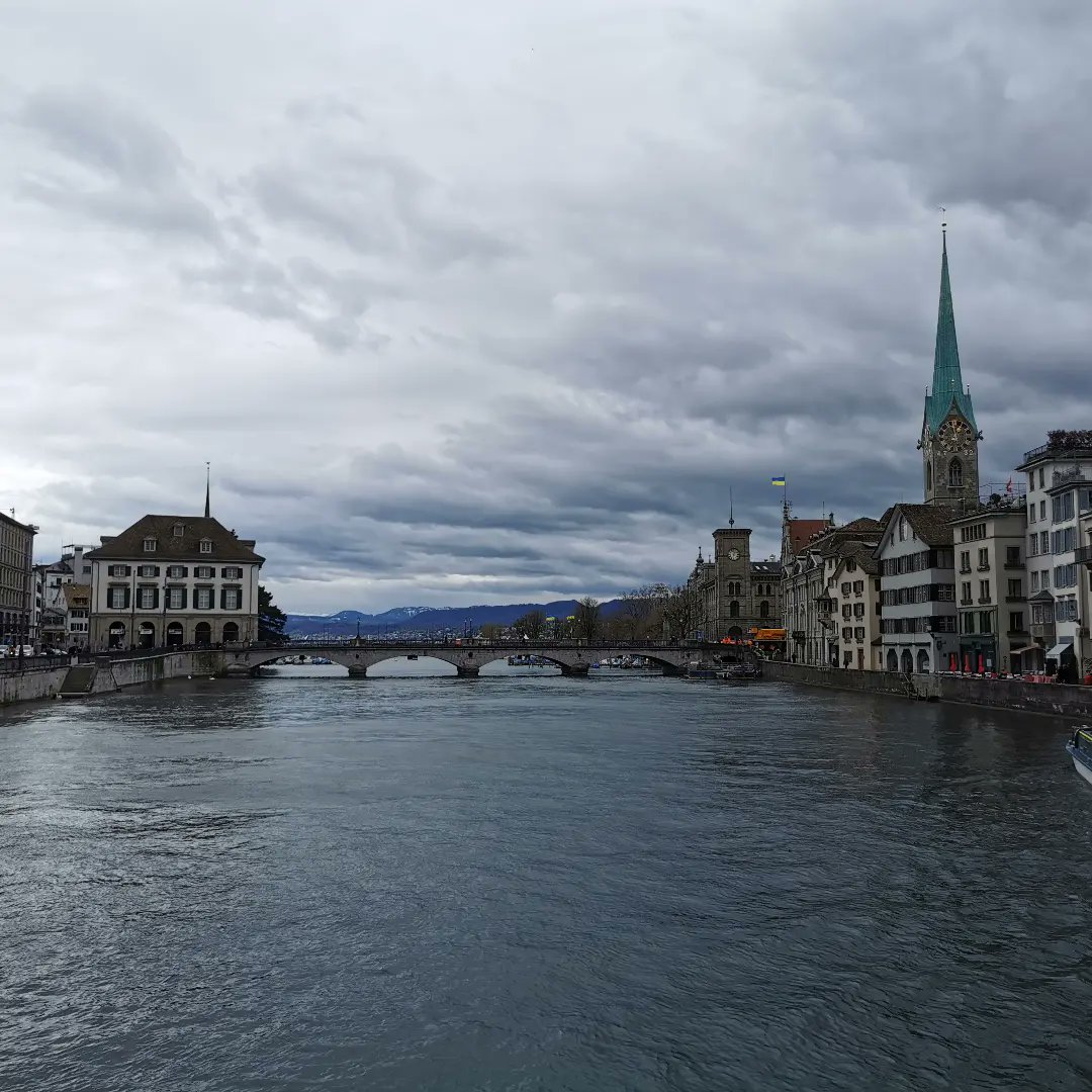 WorldComplete1's tweet photo. Day 1 in #Switzerland. Early flight, walk around Zurich / Lake Zurich to a totally #uselessmachine before finishing at a superb #burger joint (#thebutcher)

#WritingCommunity #Travel #SUI #trip #zurich #fun #holidayphotos #travelphotography #travelling #mountains #LakeZurich https://t.co/oZa24acJOY
