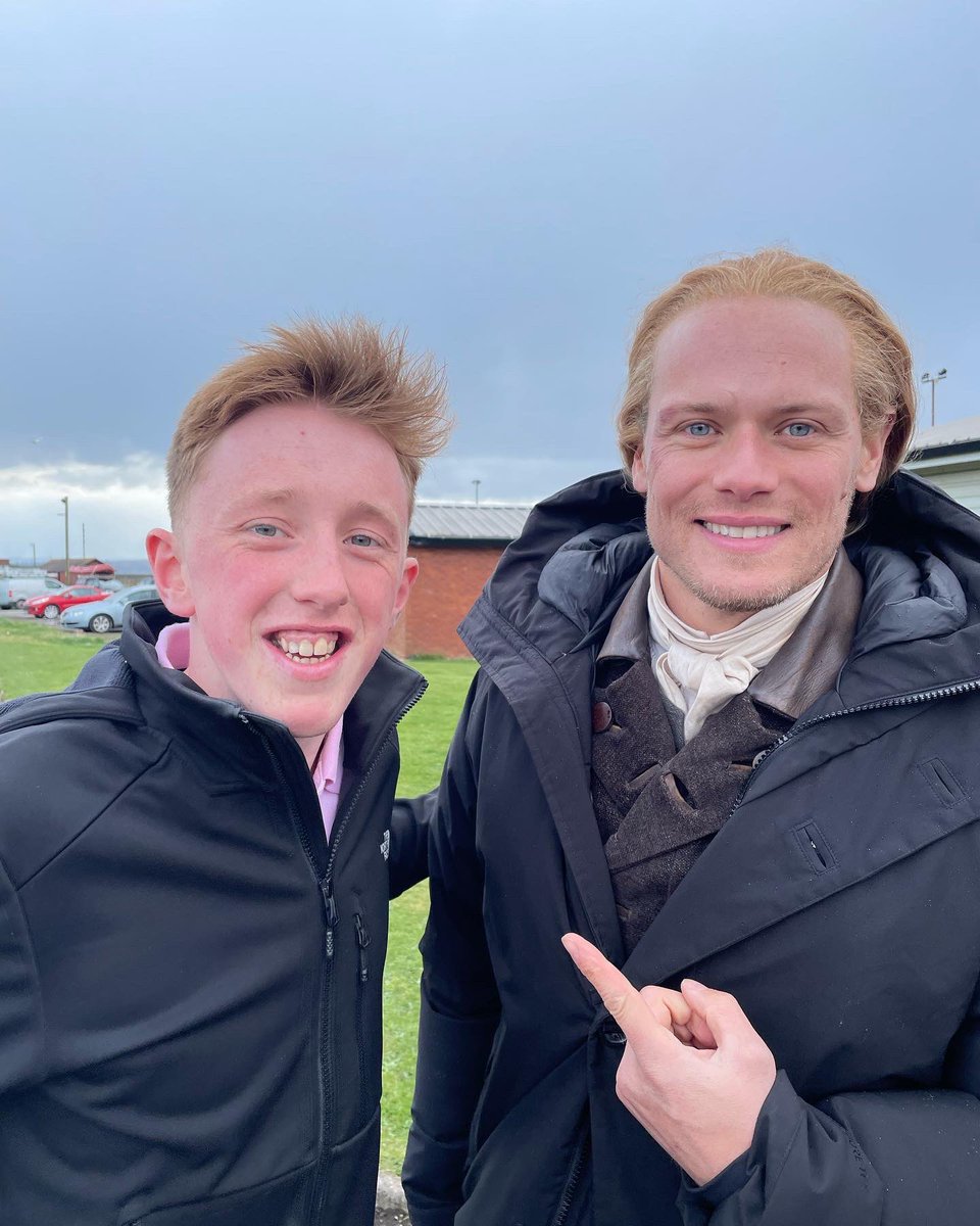 Jaypea10's tweet photo. Mr Outlander himself filming in Burntisland docks today @SamHeughan being the gentleman he is, he stopped to speak to the small crowd gathered and posed for selfies! #blairpetrie #Outlander #dianagabaldon @STARZ #howactorsshouldbehave  #welldone 👏🏻 https://t.co/woy4ZlXYCk