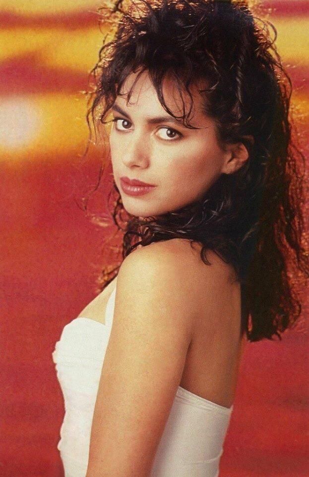 Here's a picture of Susanna Hoffs.
