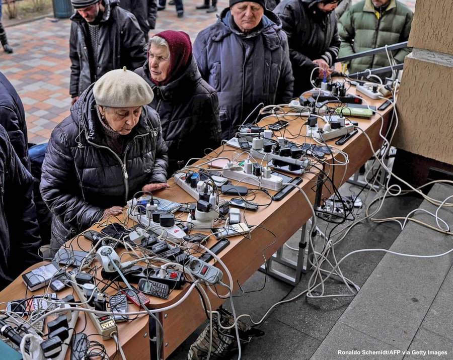 Guglielminetti's tweet photo. Ukraine - Scène du quotidien dans les rues de Bucha où des gens doivent se rendre dans un bâtiment public pour charger leur téléphone cellulaire. (Photo de Ronaldo Schemidt/AFP) https://t.co/wnJZKmyegr