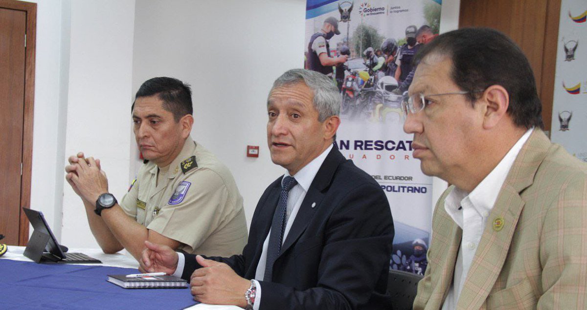 PoliciaEcuador's tweet photo. ACCIONES DE SEGURIDAD👮🏻♂️🚔
Ministro del Interior @CarrilloRosero, #GraICésarZapata #CmdtDMQ y autoridades municipales integran mesa de reunión sobre el “Plan operativo integral para fortalecer la seguridad ciudadana y el orden público”, en el #DMQ.
#PlanRescateEcuador https://t.co/ruYZEQiXbL