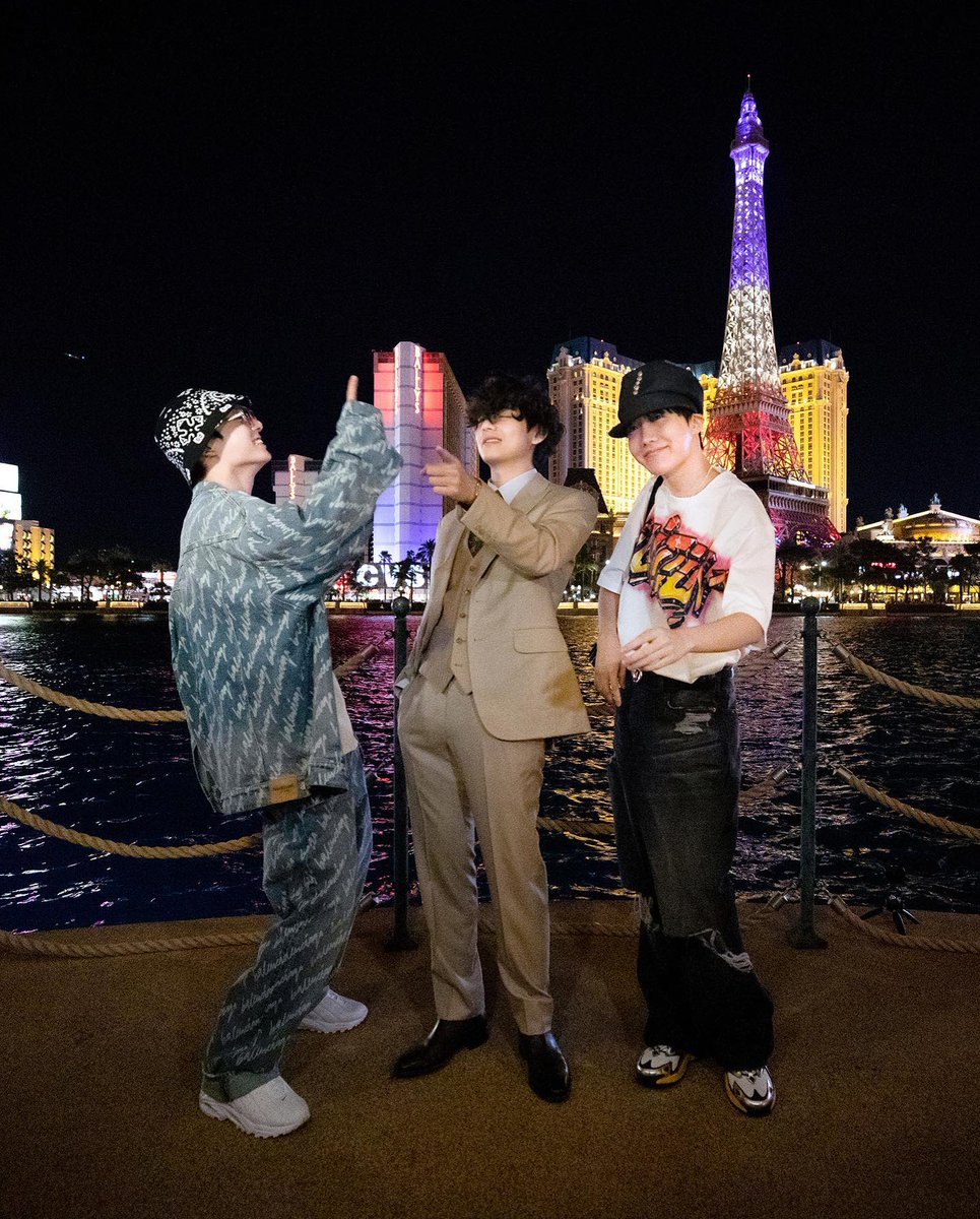 jiminievenus's tweet photo. — La cuenta de 'Bellagio' Las Vegas compartió dos fotos de Jungkook, Taehyung &amp; Hoseok!! @BTS_twt https://t.co/JM6sxxK3TF