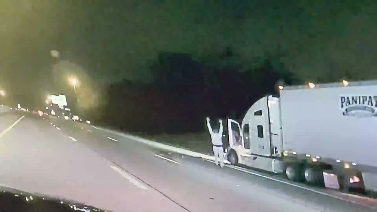 JoFarris2's tweet photo. A #PoliceChase of a semi-truck is stupid. Using stop stix is even more foolish. OSHP: Language barrier leads to pursuit. #PursuitForChange @PursuitResponse @StarChaseLLC #PursuitReductionTech @FAACsimulators @PursuitAlert @spartantekorg @OnStar @whiotv https://t.co/aqoDBKhc41 https://t.co/MSwrkkWQ1e