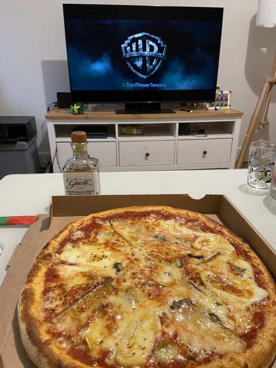 Matenolol's tweet photo. Ordonnance type pour passer une agréable soirée : 

1) Pizza 
2) Harry Potter 

Ordonnance à renouveler 8 fois https://t.co/9Z60B3iMyj