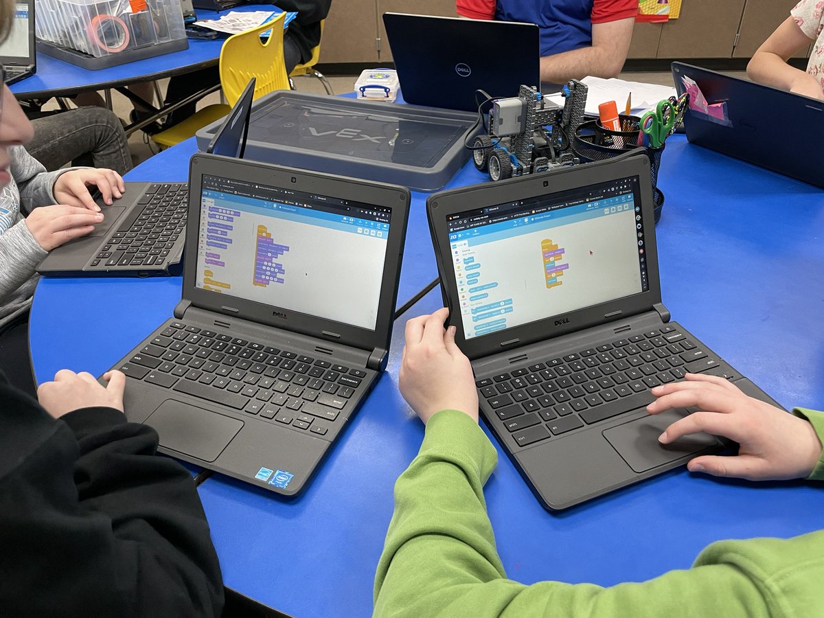 GinaBeckMiller's tweet image. @BelPlaineCSD 6th grade @VEXRobotics block coding discussion and practice today #bplftadamakerspace #Vex