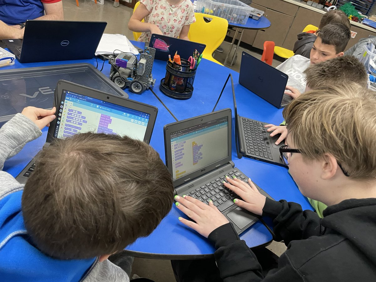 GinaBeckMiller's tweet image. @BelPlaineCSD 6th grade @VEXRobotics block coding discussion and practice today #bplftadamakerspace #Vex