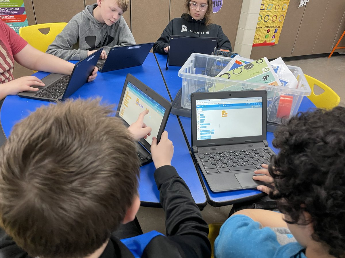 GinaBeckMiller's tweet image. @BelPlaineCSD 6th grade @VEXRobotics block coding discussion and practice today #bplftadamakerspace #Vex