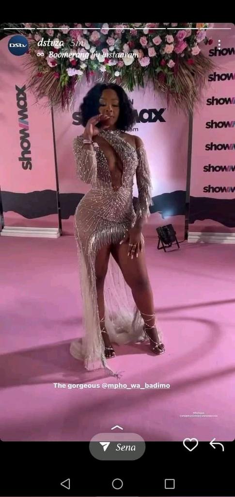 IsabelleKaroro's tweet photo. #RHOLagos
LOOK AT HER 😍😍😍😍🔥🔥🔥🔥!!!
#Mphowabadimo https://t.co/ycM5s80UvX