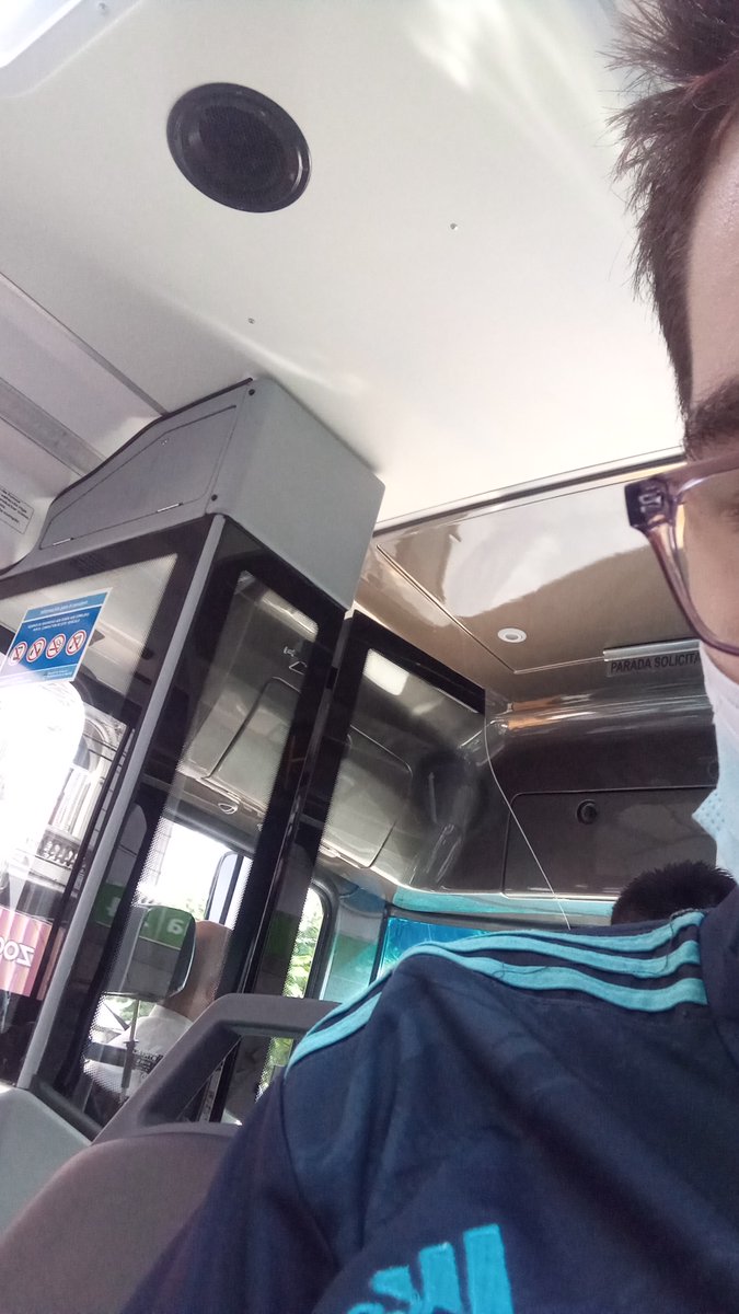 joader4's tweet photo. estoy en un bondi re nuevo en el que el chófer tiene CABINA PROPIA 
OMG el futuro llegó hoy https://t.co/Nad2wGCgNH