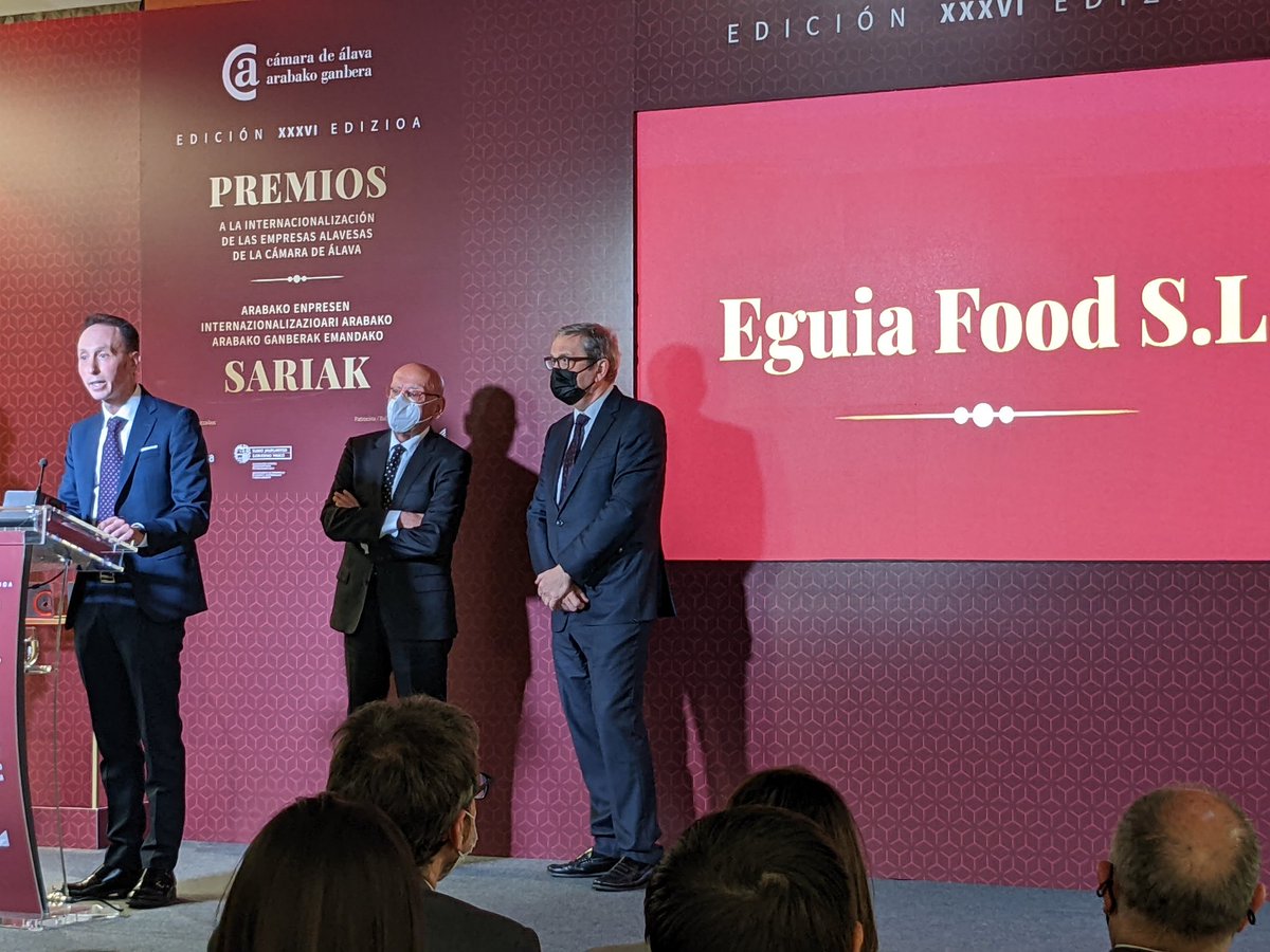 🎖 𝗣𝗿𝗲𝗺𝗶𝗼 𝗘𝘀𝘁𝗿𝗮𝘁𝗲𝗴𝗶𝗮 𝗱𝗶𝗴𝗶𝘁𝗮𝗹 𝗜𝗻𝘁𝗲𝗿𝗻𝗮𝗰𝗶𝗼𝗻𝗮𝗹: EGUIA FOODS <a href="/cafes_eguia/">Cafés Eguía</a> por su estrategia para canal digital e introducción en el mercado americano
🤝Pedro Elosegui de <a href="/jjggalava/">Arabako Batzar Nagusiak/Juntas Generales de Álava</a> entrega el premio a Iñigo Eguía
#InternazionalizacioarenSariak