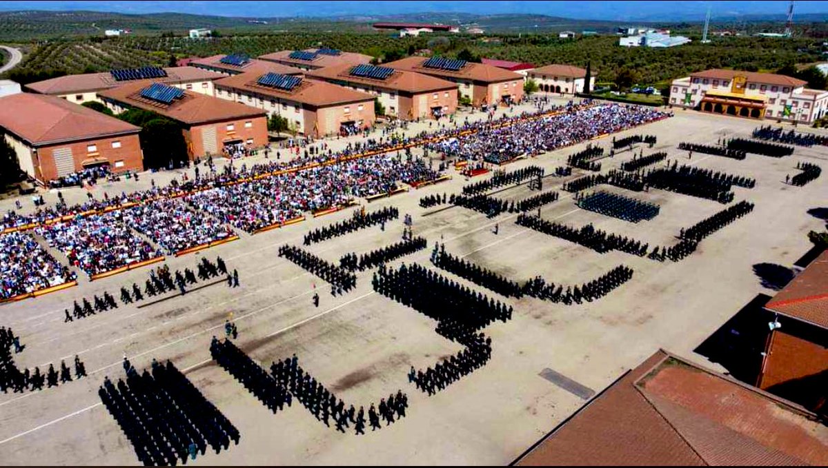 Vista aérea de unos de los momentos del Acto de Jura de Bandera 🇪🇸de la 127 Promoción de la Guardia Civil.
