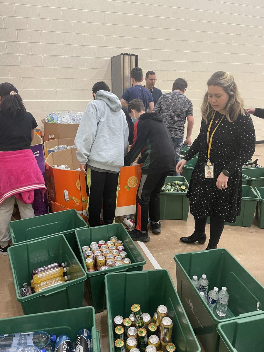 MrGuthrieWCS's tweet photo. Mr. Nick’s class helping with the sorting of our Second Harvest Food Bank donation! #LincolnPrideWCS https://t.co/lyLTrGdt2v