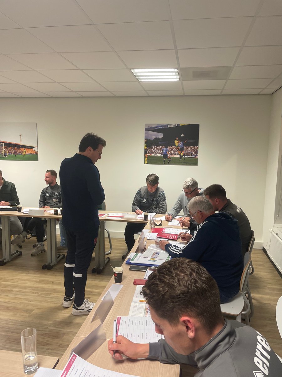 1e bijeenkomst <a href="/ADODenHaag/">ADO Den Haag</a>  Advanced opleiding ⚽️

Maandag zijn we gestart met trainers uit de jeugd om aan de slag te gaan met het DNA. Waar staat de club voor en wat betekent dat voor het trainersteam en hoe bepaal je op basis daarvan teamwaarden met je spelers én ouders?