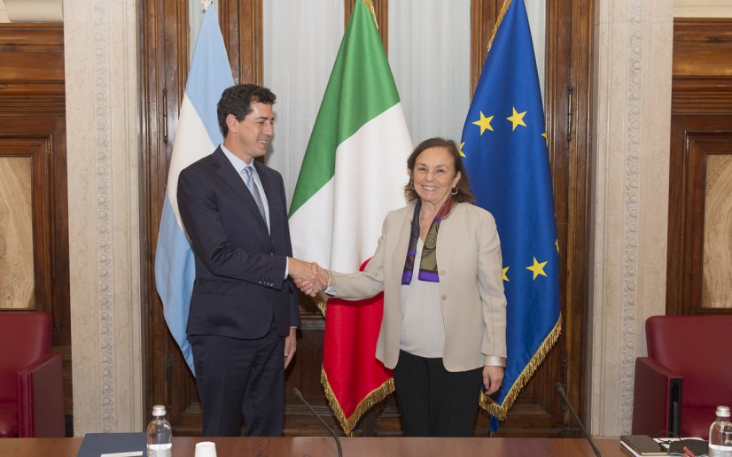 Viminale's tweet photo. #Lamorgese ha incontrato al Viminale l'omologo argentino #dePedro 🇮🇹🇦🇷. Tra i punti in agenda l'#emergenza umanitaria #Ucraina, e i temi doppia #cittadinanza e legalizzazione certificati #statocivile dei cittadini argentini.
#7aprile @MinInteriorAR
📰➡️https://t.co/Paci7vfD6O https://t.co/D81mIIVjQz