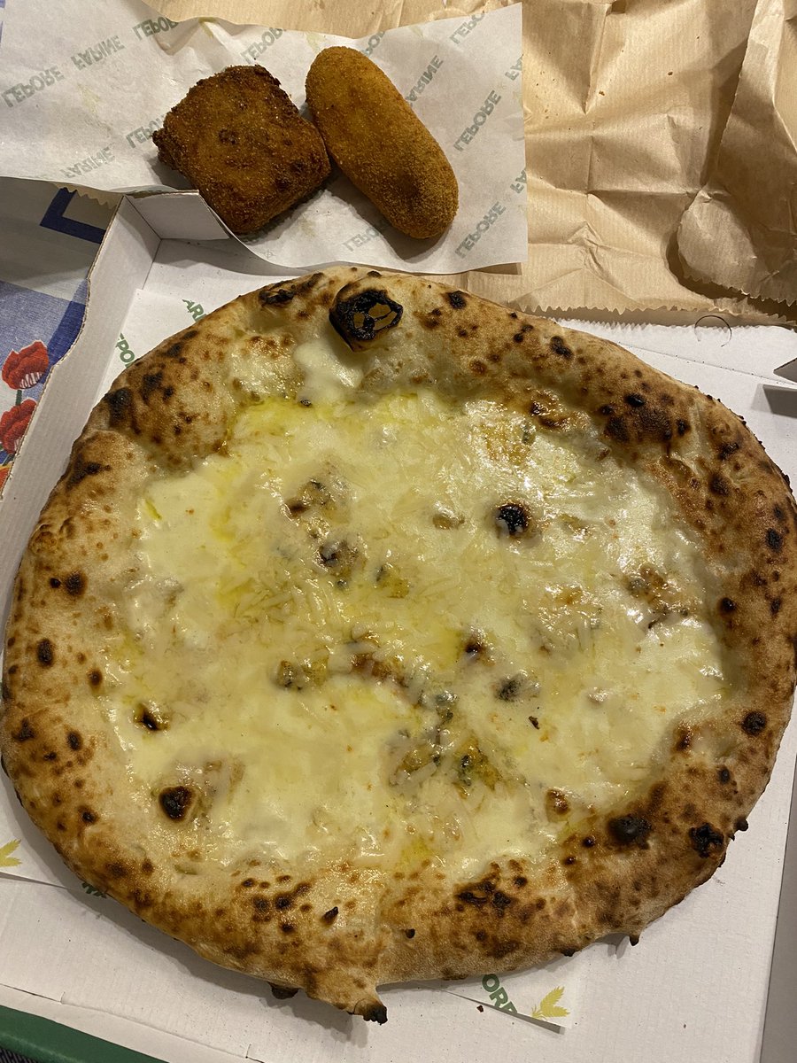 giuseverzz's tweet photo. Tiè tiè …..Vir o ciel che t mann 😂😂😂😋😋😋😋#Quattroformaggi #Crocche e #Frittella #Panciamiafatticapanna #Mammadellasaletta #Leporeefarine https://t.co/wsOmY7xxPO