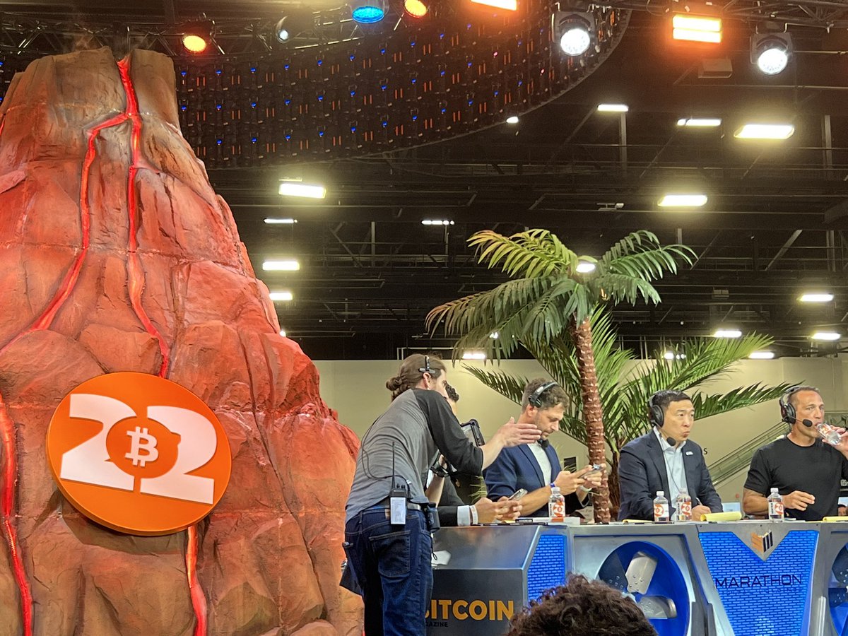 bitcoinpowers's tweet image. never thought I’d randomly walk past a presidential candidate in front of a bitcoin mining volcano