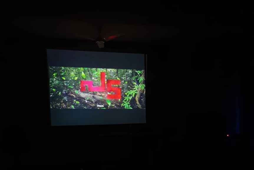 DiveintoCinema's tweet photo. Watched #Pada today in college, and what a movie! It's one of the most brilliant films I've seen this year, till now. I love how it deliberately chooses not to commercialise while rejuvenating the real events of 1996.
It's so well written, especially the characters.
#PadaOnPrime https://t.co/OnvKDghSqF