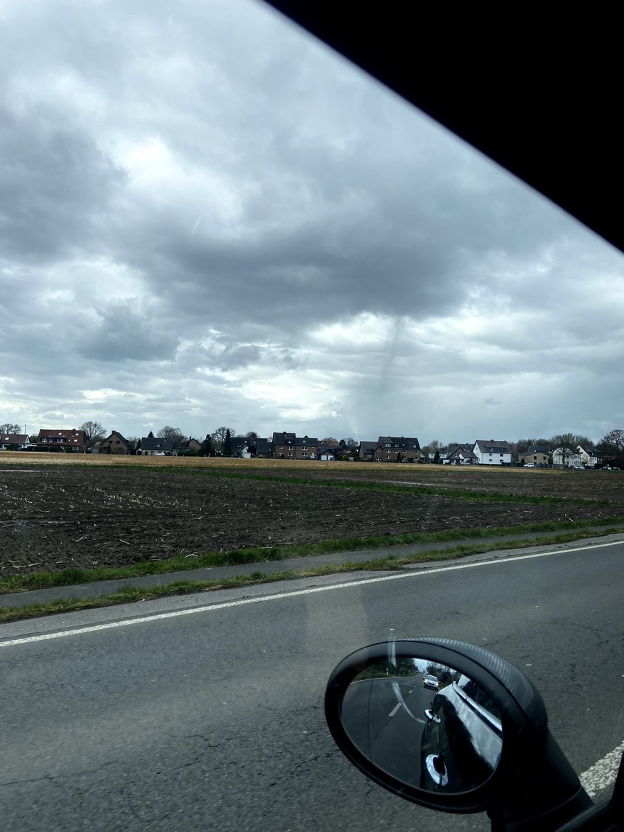 twisted_visions's tweet photo. @DWD_presse 20sek Mini Windhose heute über Dorsten 15:46 🌪 https://t.co/LL3eaZTS91