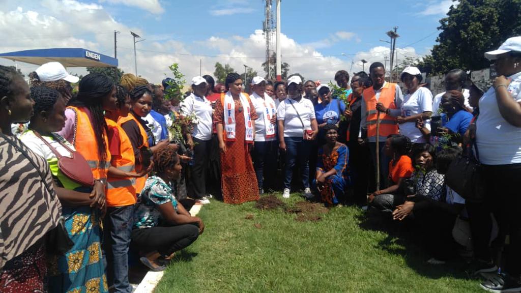 samymufuta2's tweet photo. Pr protéger le cycle de vie équilibré, l'asbl Dynamique des femmes debout et émergentes que dirige Mme Nathalie Mwayuma,a procédé à la plantation des arbres sur différents artères d la commune Kampemba à lubumbashi,le bourg de cette municipalité les a encouragé par sa présence. https://t.co/5jmHoCQL3U