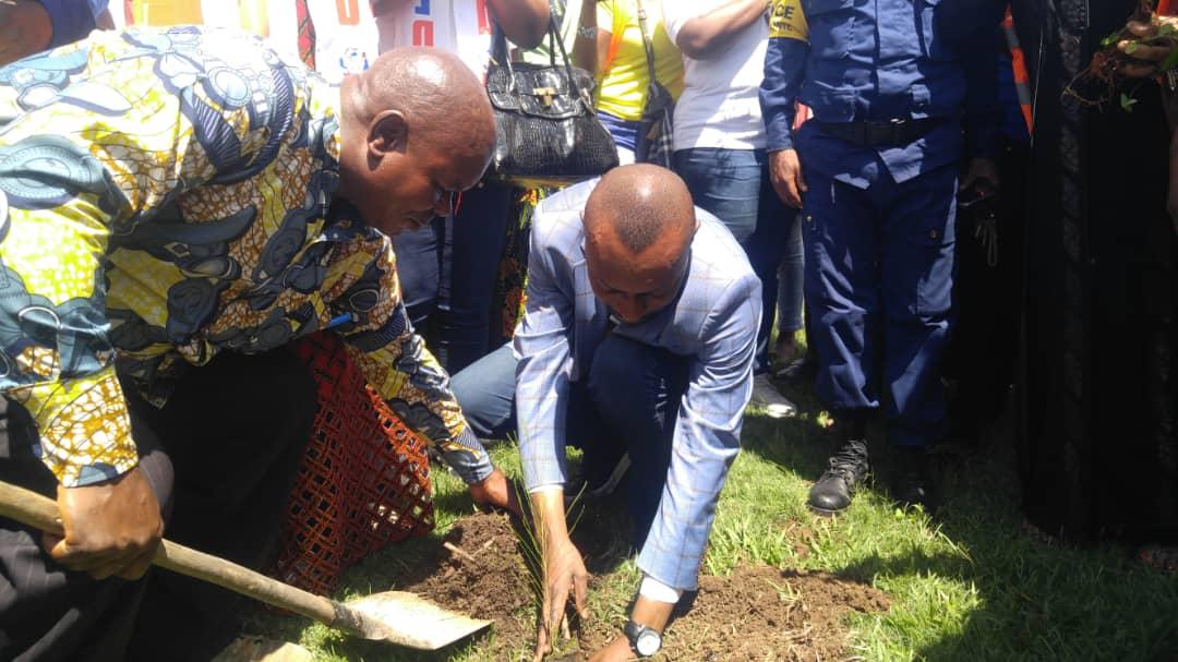 samymufuta2's tweet photo. Pr protéger le cycle de vie équilibré, l'asbl Dynamique des femmes debout et émergentes que dirige Mme Nathalie Mwayuma,a procédé à la plantation des arbres sur différents artères d la commune Kampemba à lubumbashi,le bourg de cette municipalité les a encouragé par sa présence. https://t.co/5jmHoCQL3U