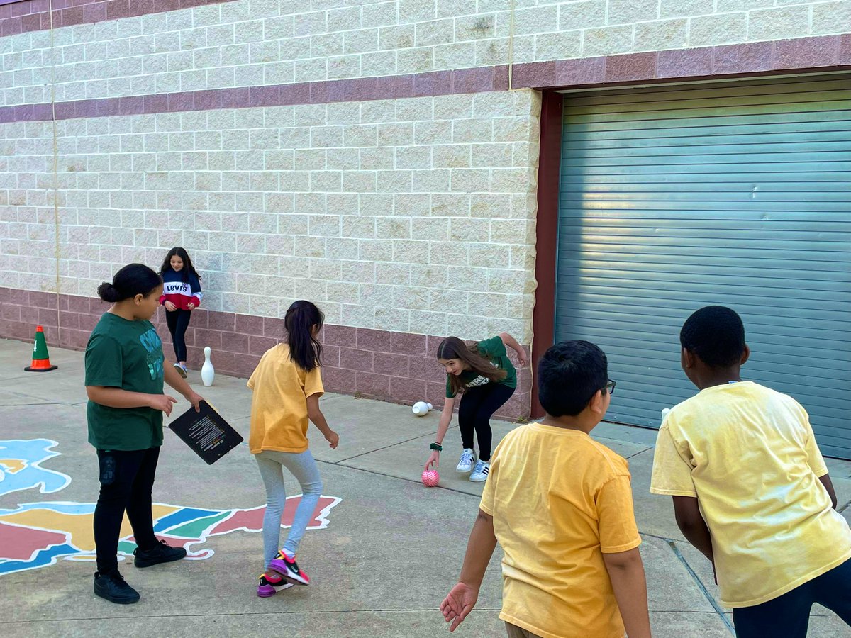 LeeAnna_2013's tweet image. Field day = Fun Day! 😎 

Our first field day outdoors together was a blast! ☀️ Shout out to our peer buddies for joining us! 💙 #LifeInALE #FieldDay 

@NISDRabaES @NISDSpecialEd