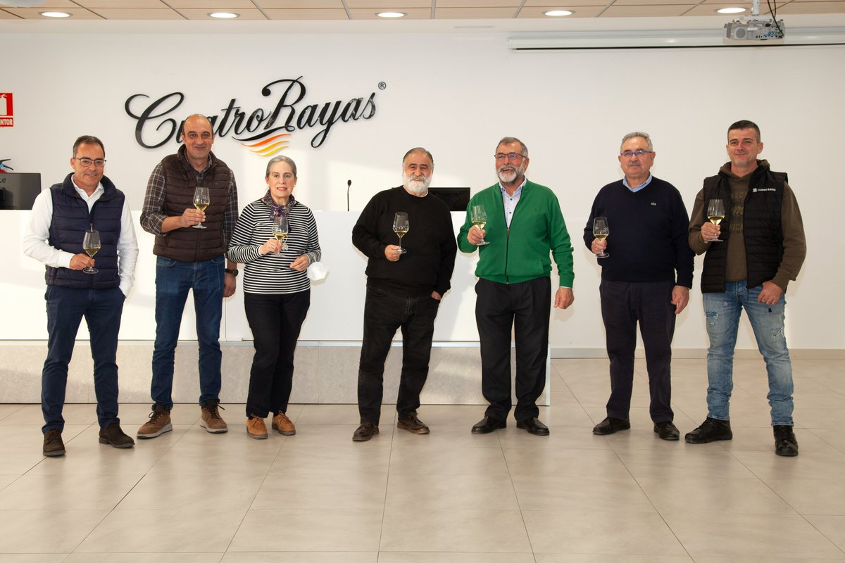 CuatroRayas's tweet photo. Para cerrar el encuentro, como no podía ser de otro modo, todos los asistentes han una copa de #CuatroRayasLongverdejo #GranVinodeRueda para brindar por muchos años más de viticultura sostenible y desarrollo rural.
@DORueda #Verdejo #VinodeRueda https://t.co/I4MgvZcRcz