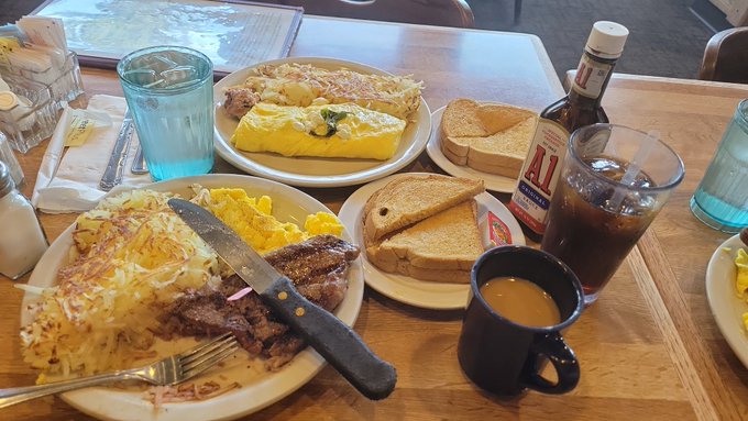A menu so good you have to order more than one entree! Eating Seattle with @AmazonAmanda https://t.c<a href="/tag/feedme"class="tags"><span>#feedme</span></a><a href="/tag/amazonamanda"class="tags"><span>#amazonamanda</span></a><a href="/tag/mukbang"class="tags"><span>#mukbang</span></a><a href="/tag/fadis"class="tags"><span>#fadis</span></a>