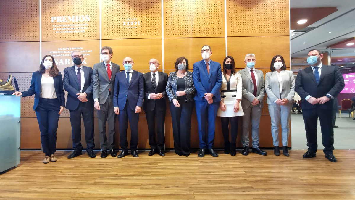 El presidente Pedro Elosegi ha hecho entrega esta tarde en Vitoria-Gasteiz del premio a la Estrategia Digital Internacional en los galardones a la internacionalización concedidos por <a href="/camaradealava/">Cámara de Comercio, Industria y Servicios de Álava</a> a Iñigo Eguia, de Eguia Foods <a href="/cafes_eguia/">Cafés Eguía</a>