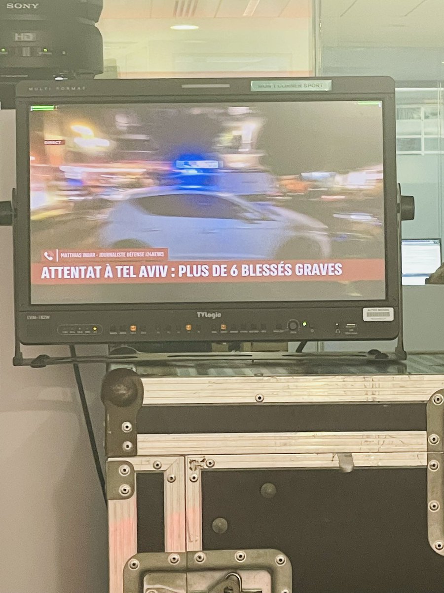 Aminelkhatmi's tweet photo. En pleine émission #GGMO, @BPetrover nous apprend l’attaque en cours à Tel Aviv autour de la rue Dizengoff, là où se retrouvent des centaines de jeunes dans des bars bondés en cette fin de semaine. Pensées aux victimes et à tous les amis sur place. https://t.co/T8JIrChIsY