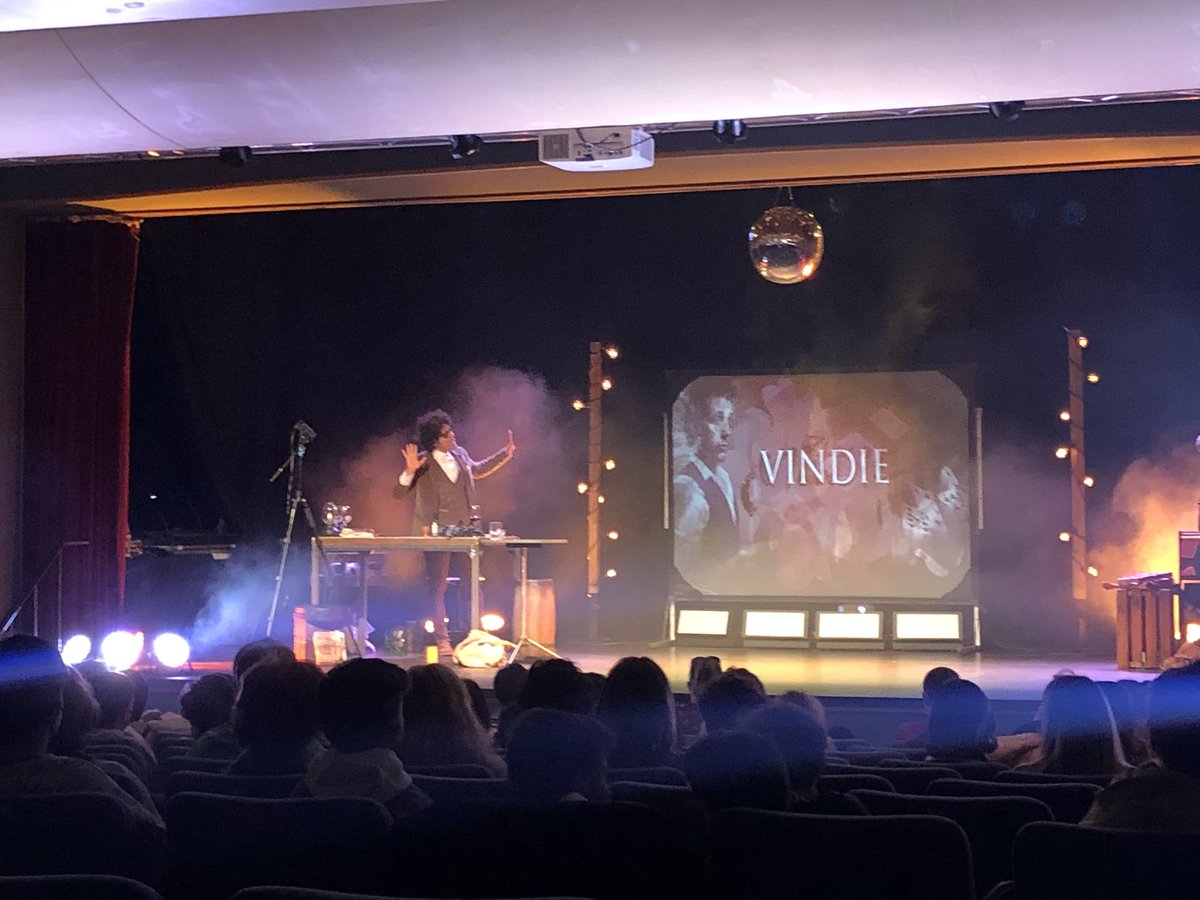 AgenciaARGI's tweet photo. Hoy viajamos hasta Aranda de Duero para disfrutar del espectáculo #Vindie de @MigueldeLucasTV.
El maridaje perfecto de magia y vino🍷✨ https://t.co/pjZRuXq9af