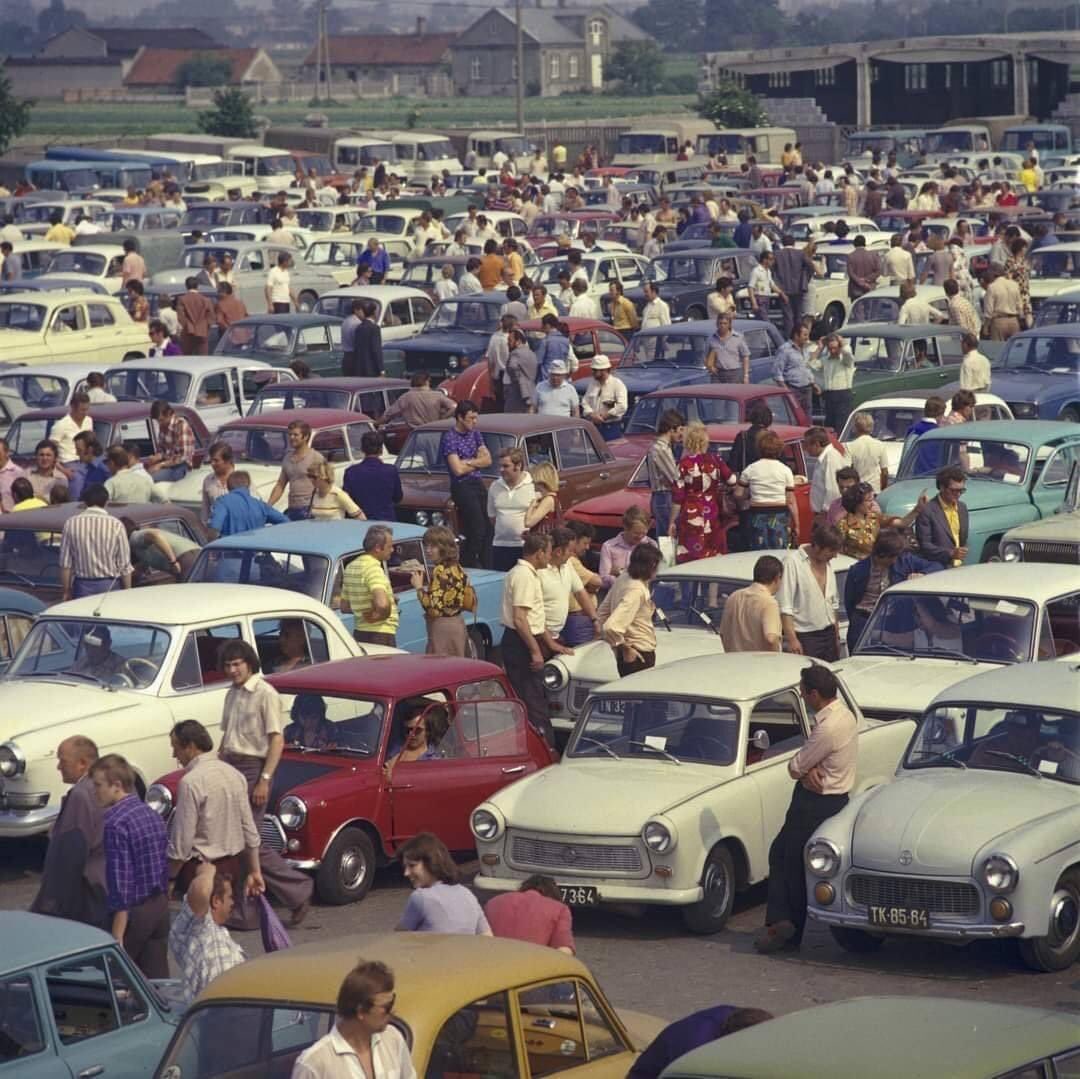 ida19763's tweet photo. Giełda samochodowa
1977r.🤩 #autonostalgia https://t.co/WmZYuFY75E