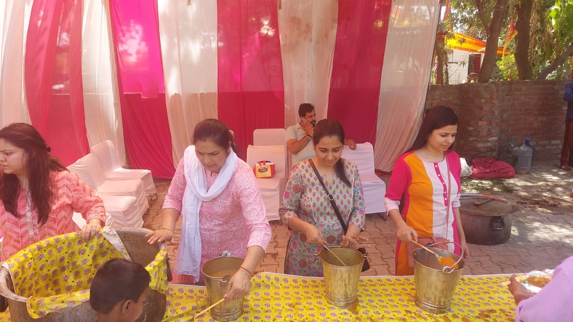 UrjaShrot's tweet photo. Serving is blessing, may each hand be blessed enough to serve humanity
#urjashrot
#navratri
#eachoneteachone https://t.co/HVhqX57ysz