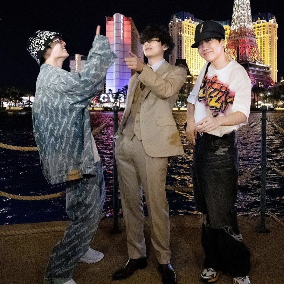 vmiistudio's tweet photo. taehyung dresses so casually with everyone else but walks around with the other members making sure he’s ready to recite his vows at any given moment https://t.co/UaMrE1gLj9