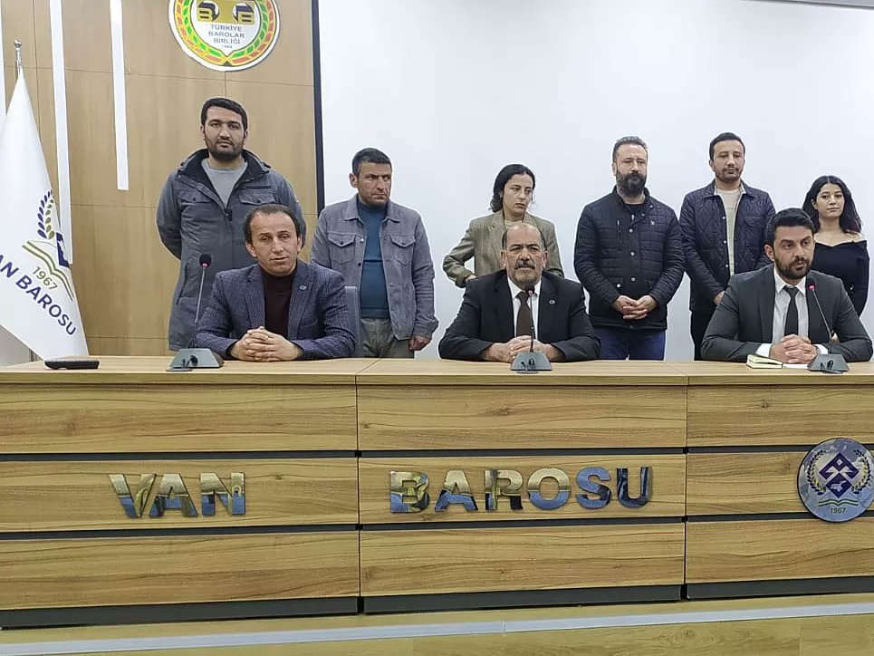 Bugün  VAN BAROSU ve VAN BAROSU ENGELLİ HAKLARI  KOMİSYONU  ile Van ‘da engellilik alanında  çalışan STK  lar Van Barosunda, tüm barolar ile eş zamanlı olarak görme engelli Av.MÜMİN ÖZEKEN’e yapılan ayrımcılığa ilişkin basın açıklaması yaptık...