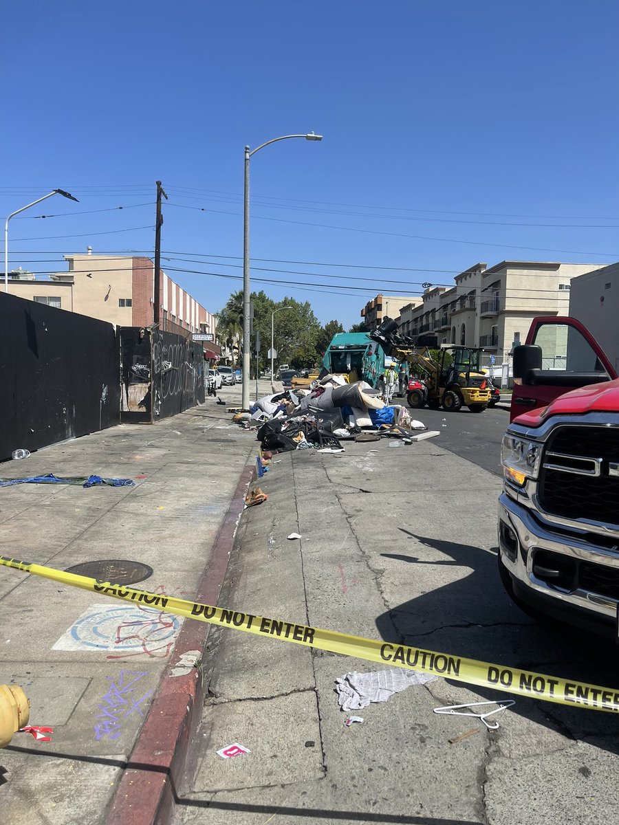 jstobins's tweet photo. @LAPDWestLA @LAPDWilshire thank you for cleaning up our neighborhood and for making it safe for all the families that live here! #lapdrocks #lapd https://t.co/GL4WZ3J3kD