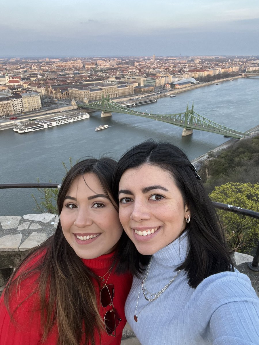 vickyeneuropa's tweet photo. Una amistad que empezó con un tweet que decía “tengo ganas de ir a Budapest” y un “yo también” como respuesta. Nuestro viaje fue la primera vez que nos vimos en persona. https://t.co/KKcUplTgrr