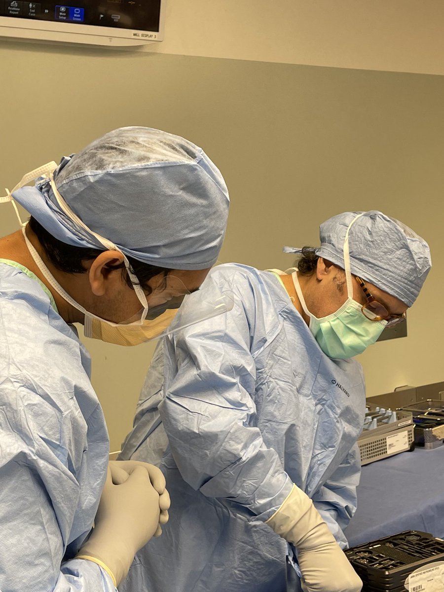 Rohin_Singh1's tweet photo. Learning the basics of craniotomy and bone plating from the man himself @DoctorQMd #Neurosurgery #MedTwitter #NeuroTwitter https://t.co/dsGG87n5Wx