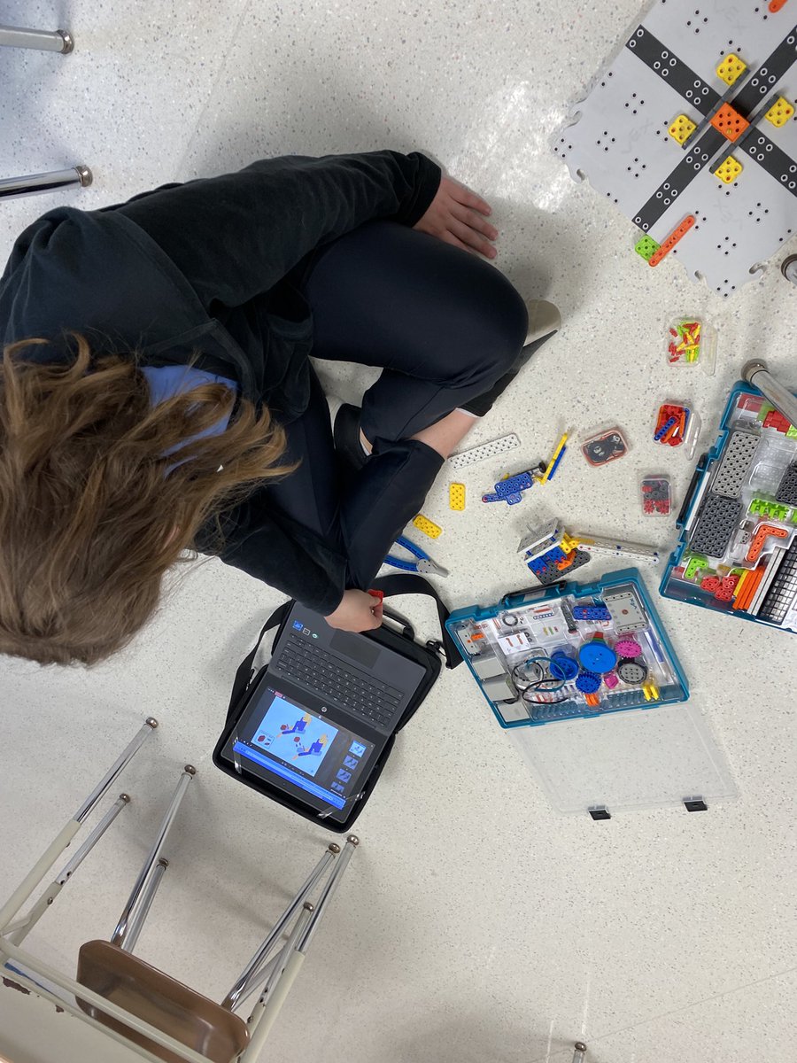 Articulating robot arms!  Ask us how these work! <a href="/VEXRobotics/">VEX Robotics</a> <a href="/SNIS_CT/">Sarah Noble School</a>