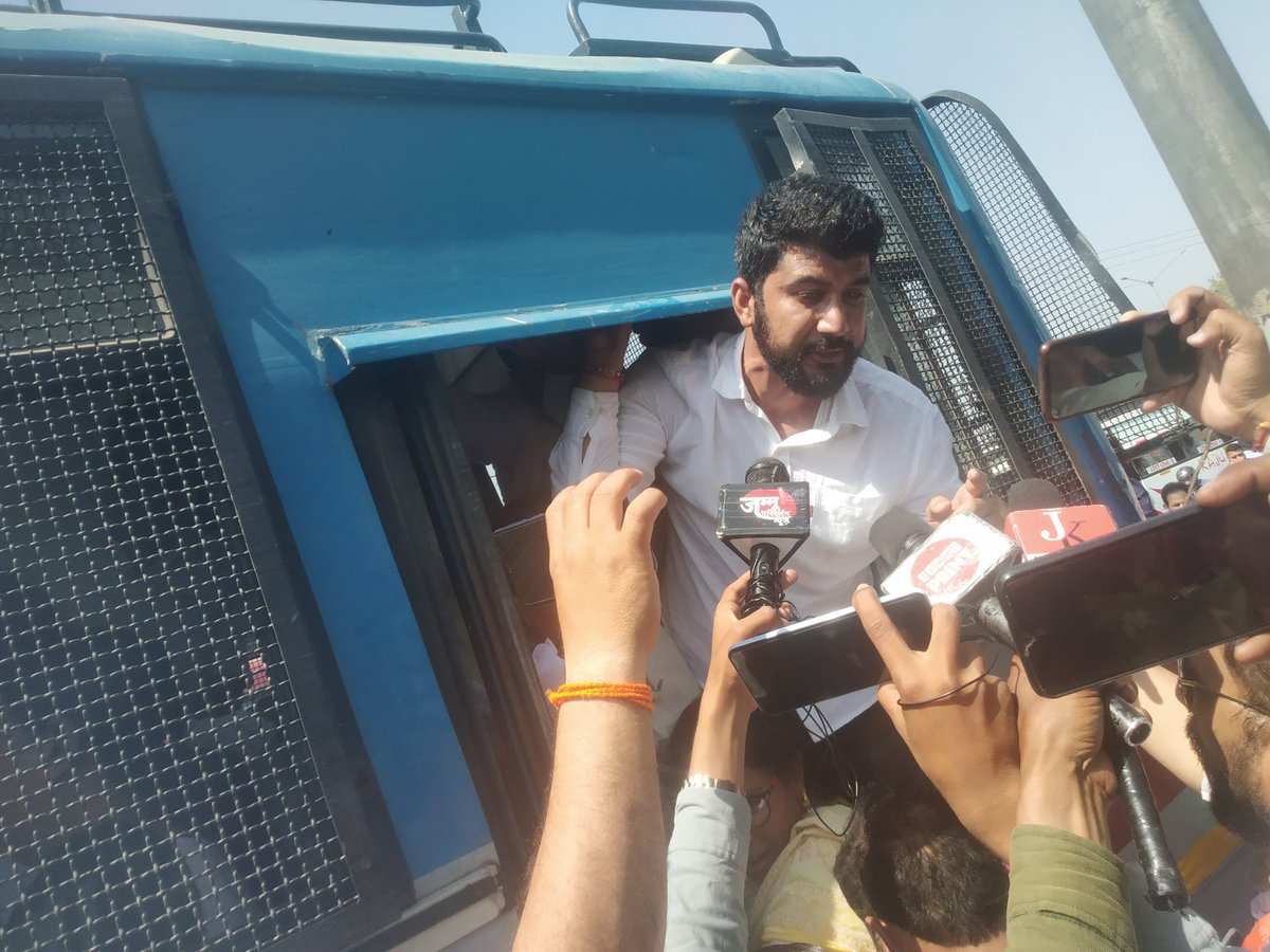 sunnynsuijk's tweet photo. J&amp;K Congress today protested against price hike on Petrol, Diesel and other essential commodities at Tawi Bridge, near Maharaja Hari Singh statue in Jammu. NSUI  joined protest and later detained by JKP .@GAMIR_INC @rajanipatil_in @RamanBhalla_ @IYC https://t.co/dpagEusud1