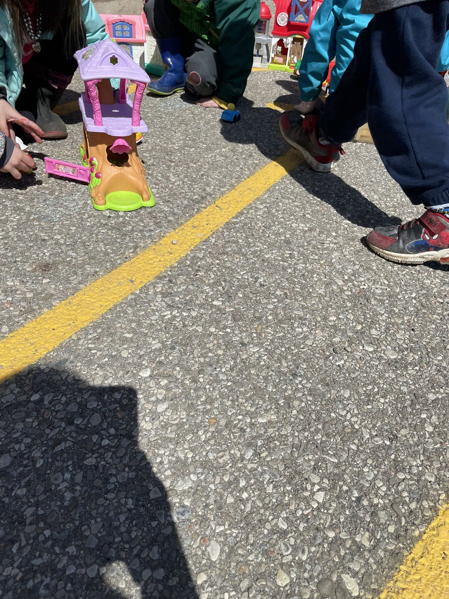 MissCourtneySm1's tweet photo. Today @jl_school we brought the “inside” toys outside and the learning was incredible! We built the tallest towers, built the coolest town, and explored deeper than before. #bringinglearningoutside https://t.co/lwvLPGvJcx