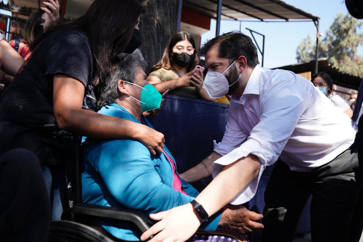 GabrielBoric's tweet photo. Con la pandemia y la crisis económica hemos pasado tiempos complejos y muchas personas la han pasado mal. Hoy buscamos alivianar esa mochila entregando 21 respuestas concretas que impacten a cada uno y a cada una. Porque #ChileApoya, juntas y juntos reactivamos la economía. https://t.co/1b1DzgWIqE