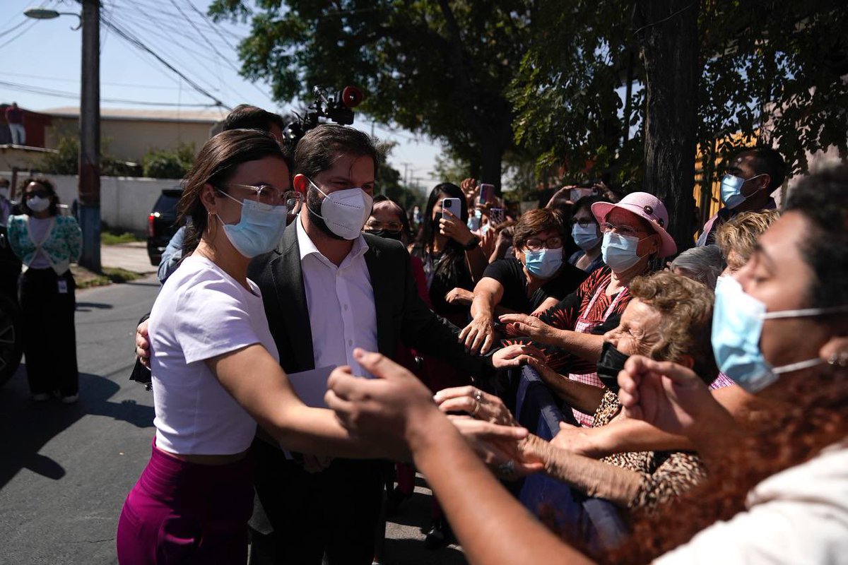 GabrielBoric's tweet photo. Con la pandemia y la crisis económica hemos pasado tiempos complejos y muchas personas la han pasado mal. Hoy buscamos alivianar esa mochila entregando 21 respuestas concretas que impacten a cada uno y a cada una. Porque #ChileApoya, juntas y juntos reactivamos la economía. https://t.co/1b1DzgWIqE