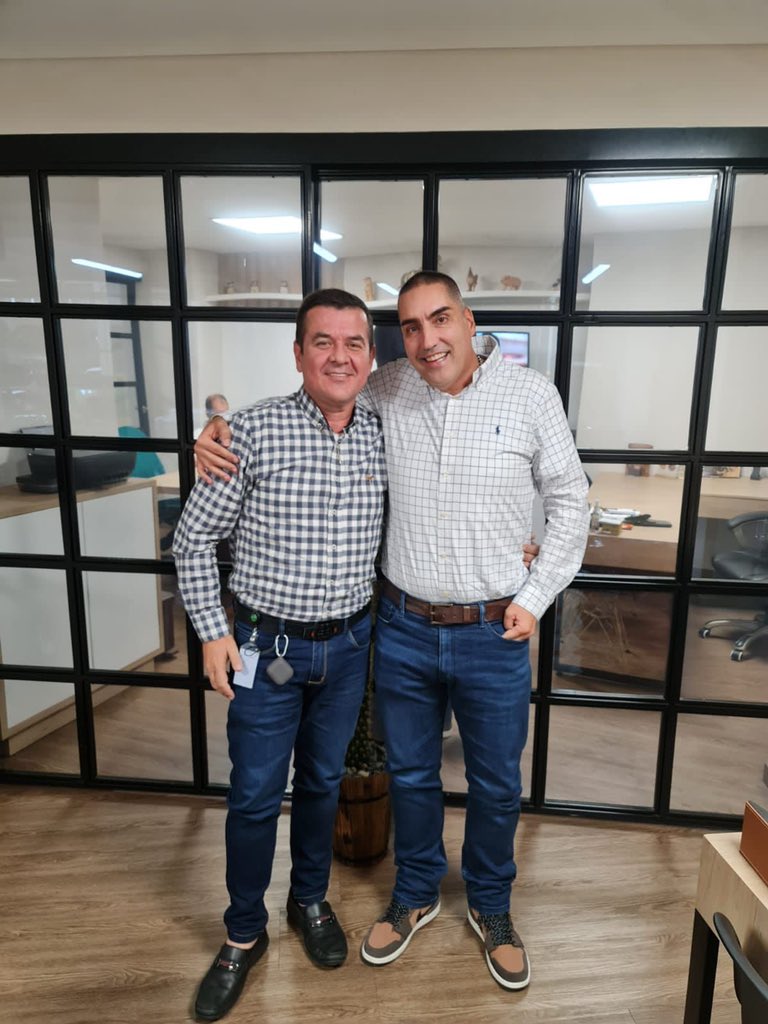 ZapataPimienta's tweet photo. Hoy en el jueves de #Tbt,  recordando tres años atrás con mi amigo Leonardo Perez, Tierragro. Hoy seguimos avanzando de la mano. Gracias Leonardo por este encuentro y por el apoyo, seguimos para adelante.💪🏻 https://t.co/o5WKAnZAeJ