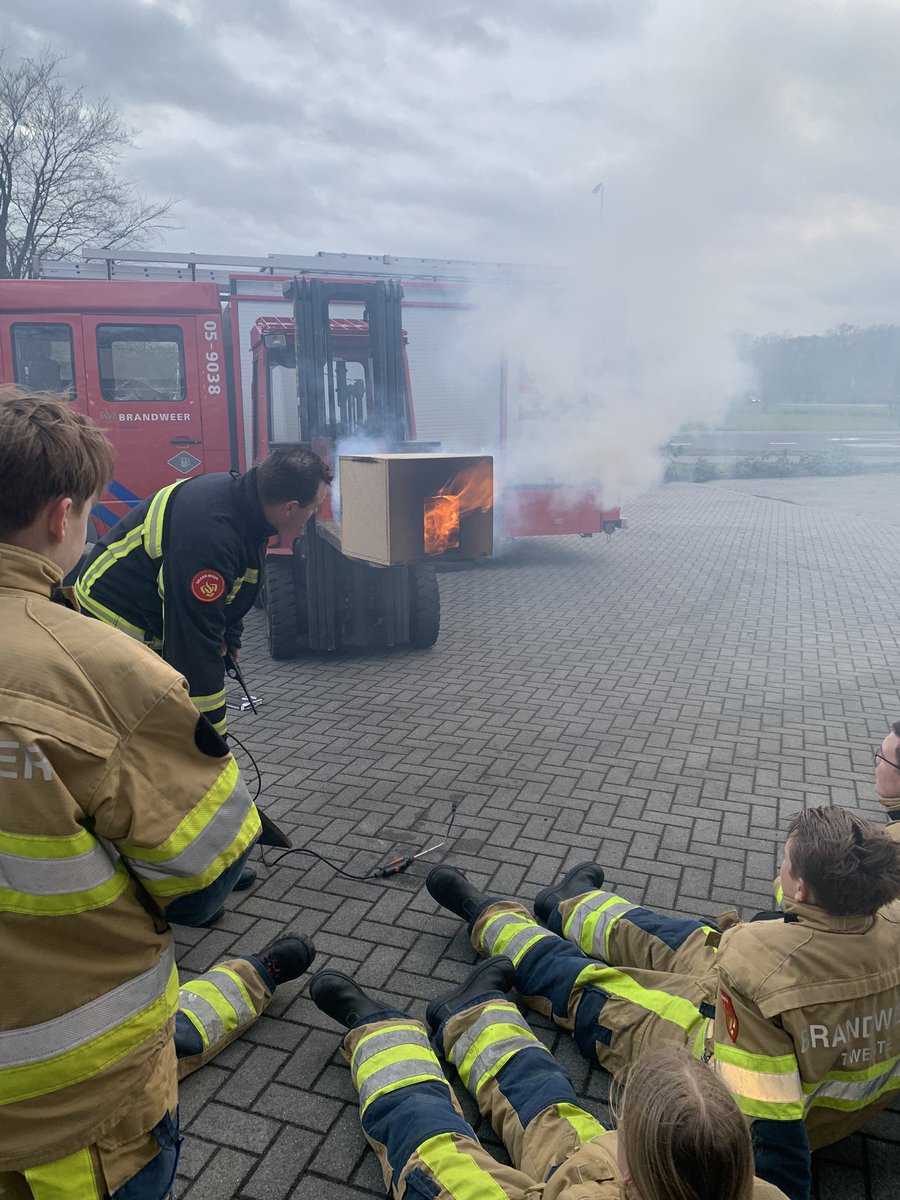 StephanWevers's tweet photo. Avondje bij de Jeugdbrandweer in #Almelo. @BrandweerTwente is pilot regio voor de vernieuwde opleiding voor de jeugdbrandweer #ELO #Brandverloop #manschap Veel enthousiasme en past bij deze tijd @JeugdbrwNL @BrandweerTwente https://t.co/m4v3ZmM93v
