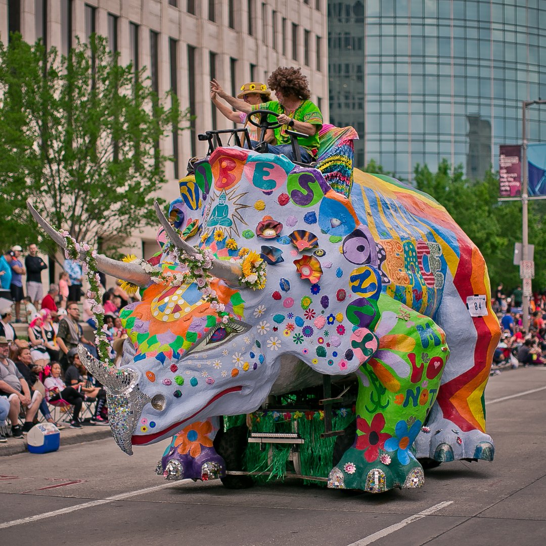 DowntownHouston's tweet photo. Houston's most iconic weekend is HERE! We're thrilled to kick off the 35th Annual Art Car Parade Weekend in #DowntownHouston, starting with the preview today at @discoverygreen from 6-10pm.

Find all of the #ArtCarWeekend activities in #DTHou here: https://t.co/5qWPDWwgoY https://t.co/7dVFNGsfMt