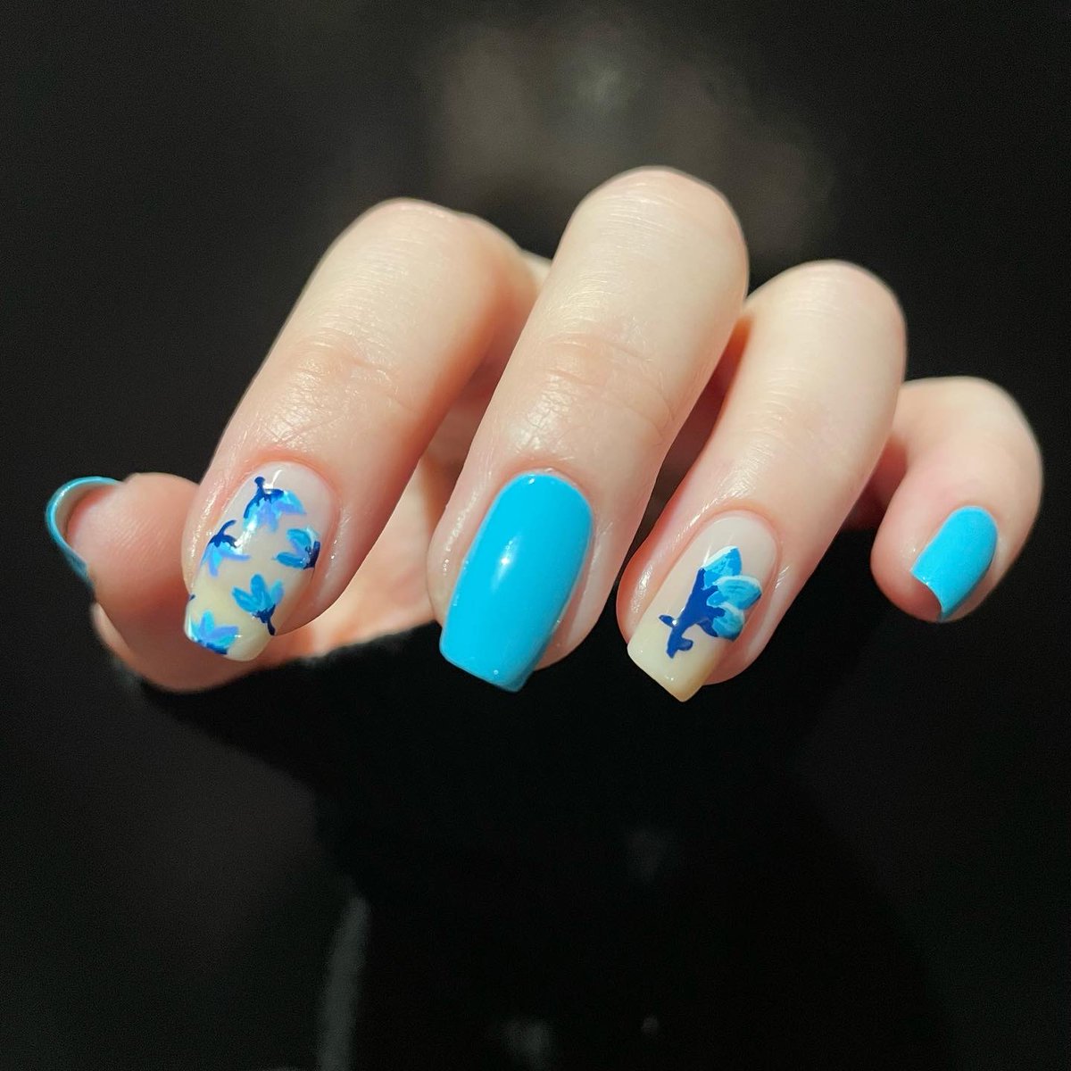 CoutureCuticle's tweet photo. Here for the flowers 🌸 
.
.
.
@holotaco Cyantific, Royal Tea Blue, Not Milky White https://t.co/9I0PtPtNSA