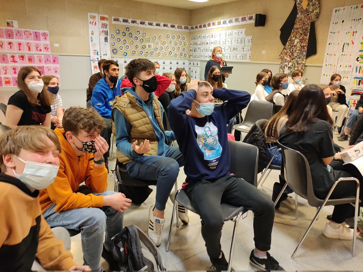 FEDACSantAndreu's tweet photo. Darrer dia compartint experiències amb els alumnes polonesos que participen en el projecte @EUErasmusPlus de 3r d'ESO. Nois i noies que han viscut moments finals d'abraçades, danses i felicitat! #biofedac @EscolesFEDAC https://t.co/IcVr7jNNMi