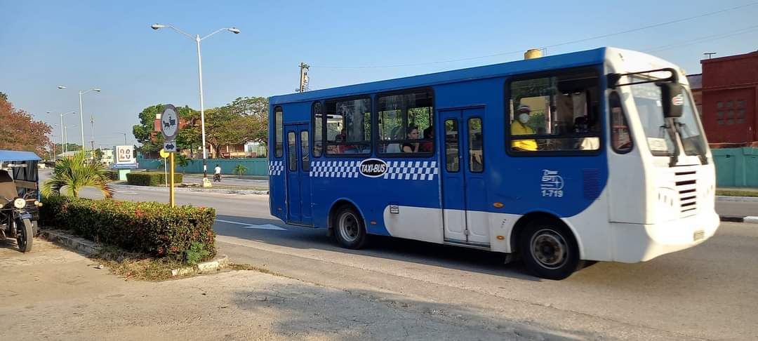 📢 Desde hoy quedó activado el servicio de ómnibus ruteros en la ciudad de #SanctiSpíritus. 🚌 Recorridos específicos que vinculan destinos de interés público y alta demanda de pasajeros: