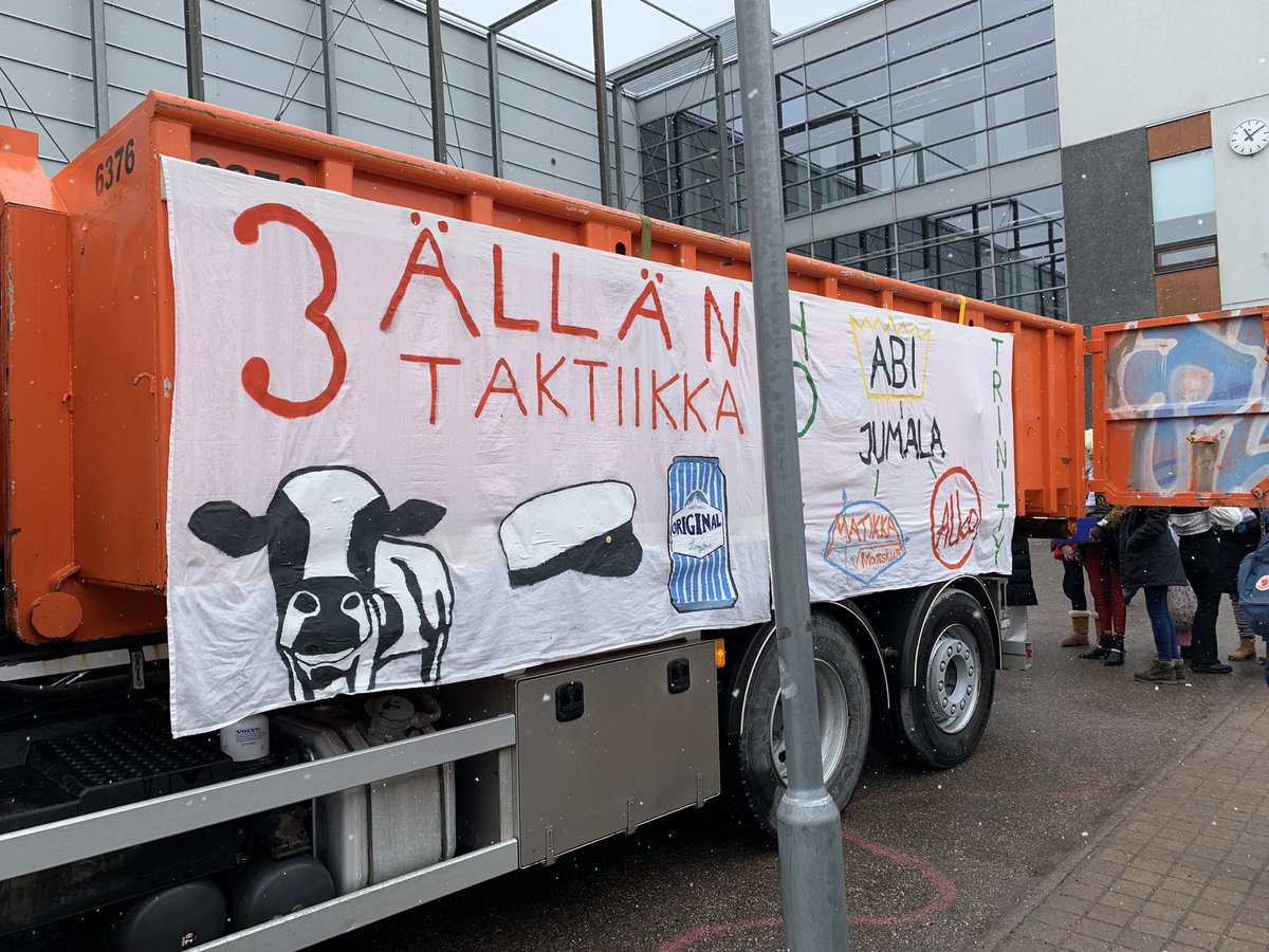 Abit pääsivät penkkariajelulle 🥳!