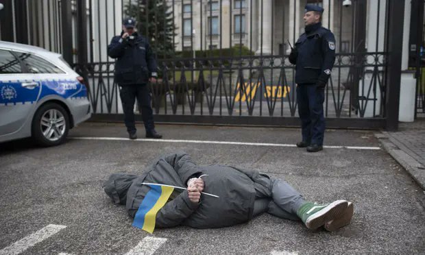 A demonstrator lays on the ground with his hands tied behind his back as he protests outside Russian embassy in Warsaw
Aleksander Kalka / Zuma Press Wire
#Ukraine #UkraineRussiaWar #UkraineWar #war #UkraineUnderAttack #UkraineRussia #Russia #Ukrainian #Russian #Kyiv @Ukraine https://t.co/foKvyORMaq